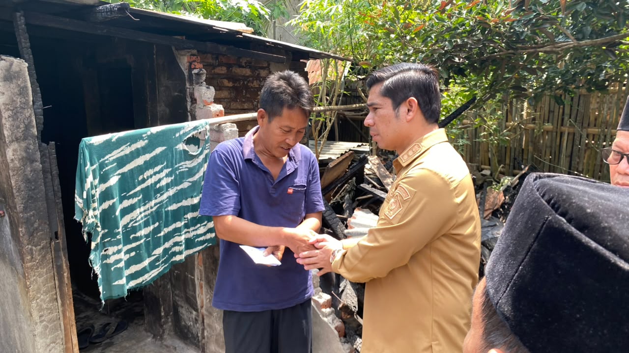 Plt Bupati Kunjungi Korban Kebakaran di Dusun Baru, Serahkan Bantuan dan Imbau Warga Waspada
