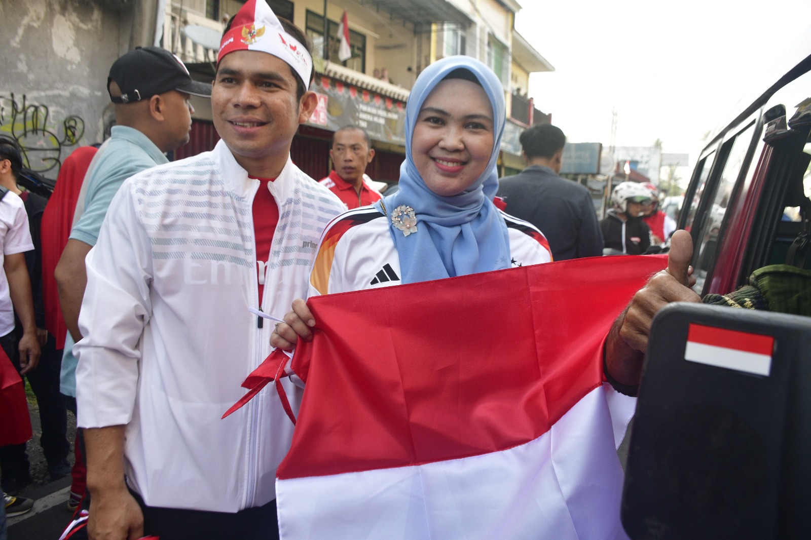 Plt Bupati dan Ketua TP PKK Bersama Forkopimda Bagikan Ratusan Bendera Merah Putih