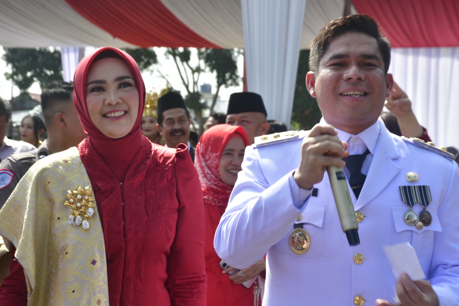 Parade Band Meriahkan HUT RI ke-81, Plt Bupati Bernyanyi dan Berpanas-panasan Bersama Warga