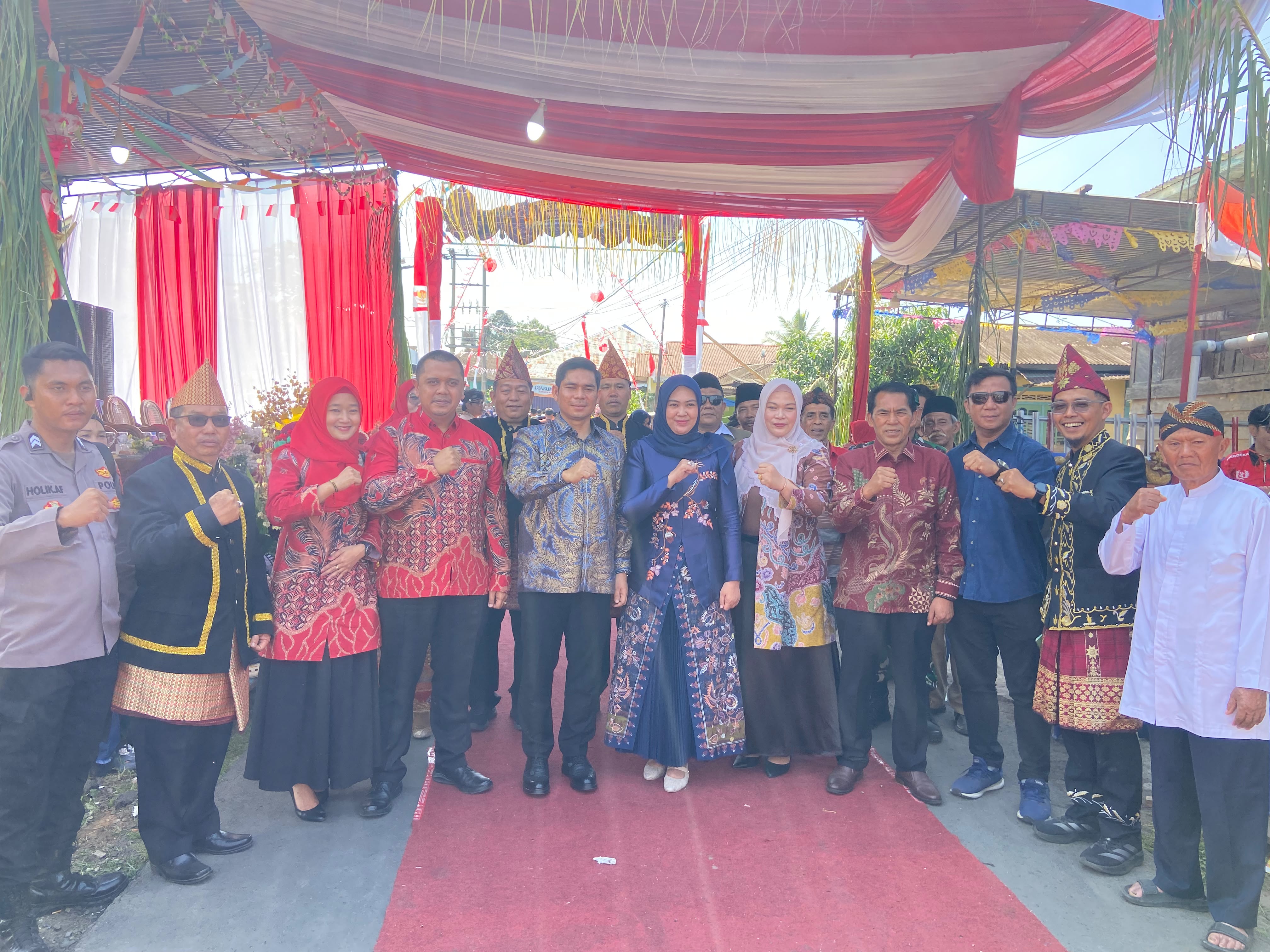 Plt Bupati dan Ketua TP PKK Rejang Lebong Lepas 1.000 Peserta Karnaval Festival Budaya Kesambe Lama