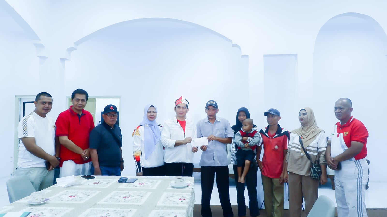 Plt Bupati dan Ketua TP PKK Bantu Warga Ulak Tanding yang Akan Jalani Operasi Tumor