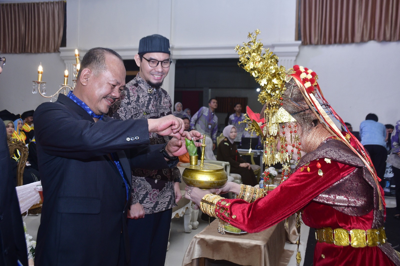 UPP Wisuda 105 Sarjana, Plt Bupati Dorong Lulusan Jadi Pencipta Lapangan Kerja