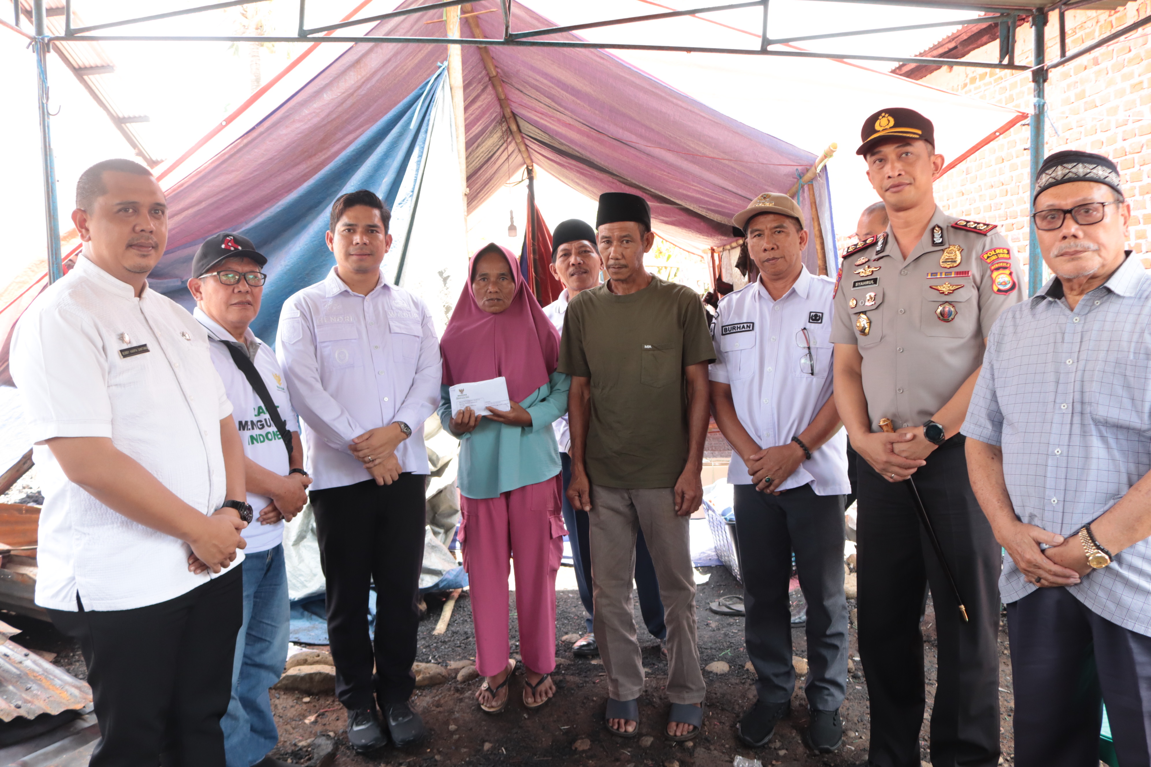 Plt Bupati Rejang Lebong Kunjungi dan Beri Bantuan Korban Musibah Kebakaran di Sukamerindu