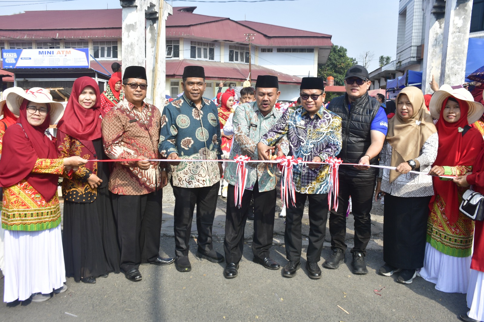 Staf Ahli Bupati Rejang Lebong Lepas 2.314 Peserta Karnaval Mamamia Santri RA