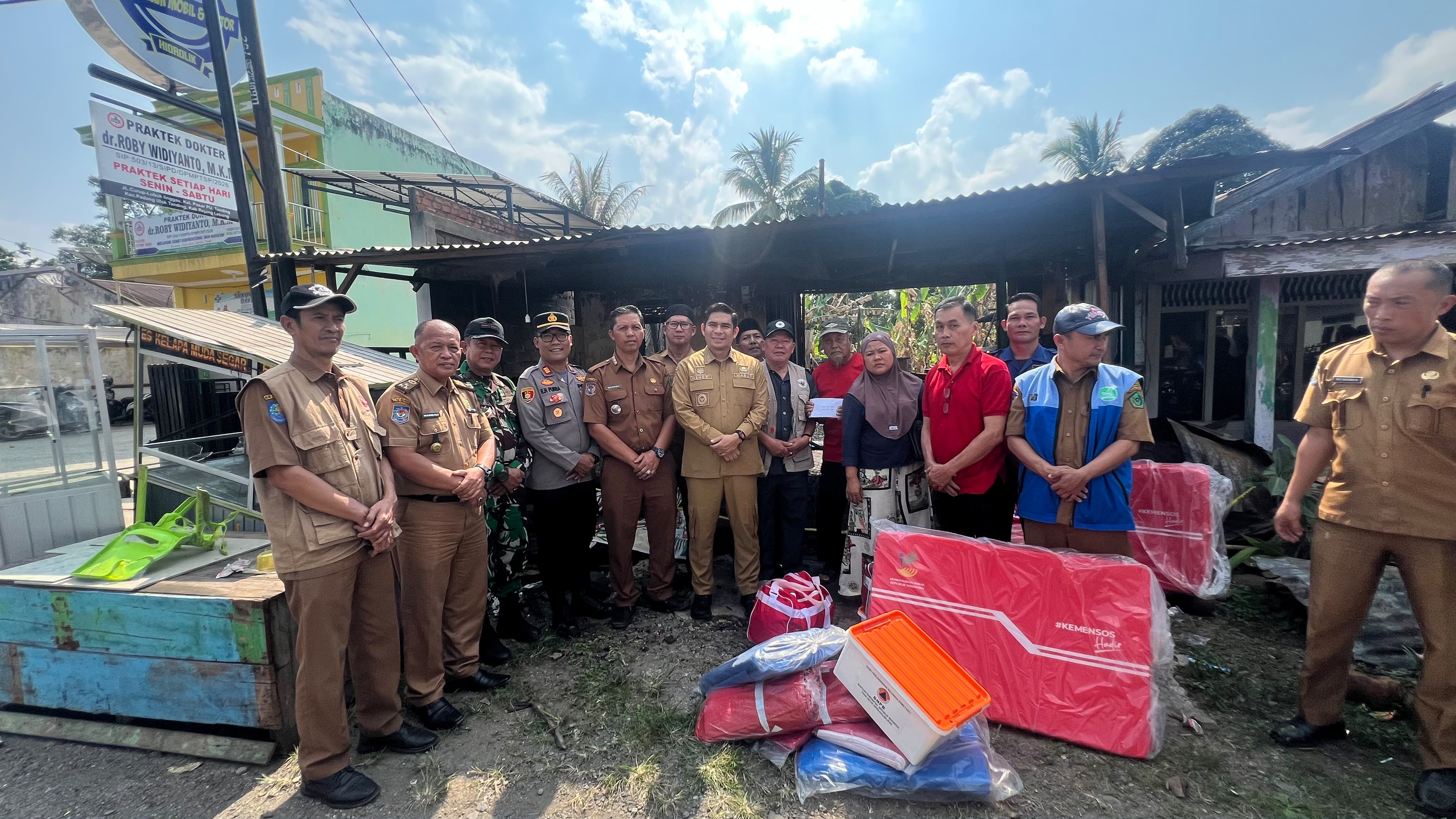 Plt Bupati Rejang Lebong Serahkan Bantuan kepada Korban Kebakaran di PUT