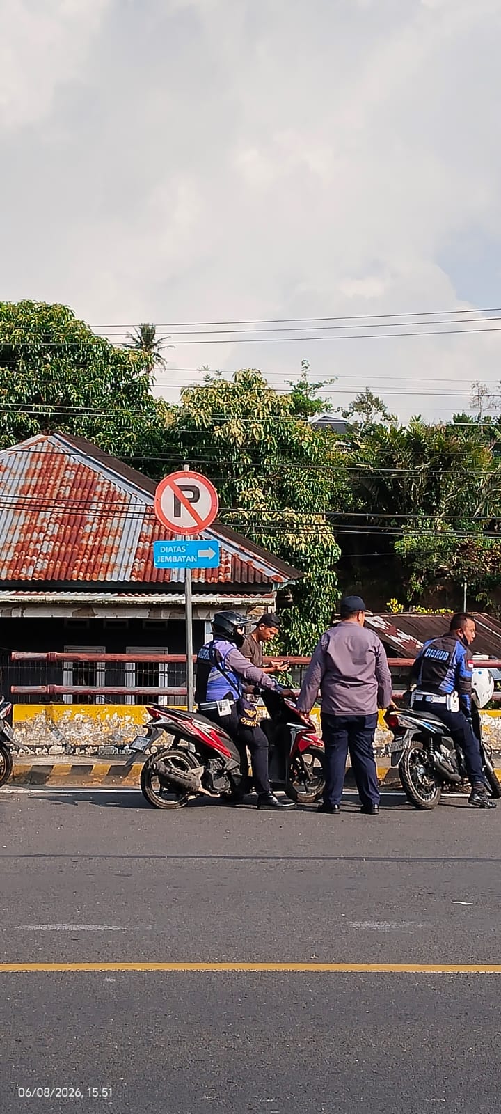 Dishub dan Satlantas Polres Rejang Lebong Pasang Rambu Larangan Parkir di Jembatan Kesambe Baru Demi Keselamatan Pengguna Jalan
