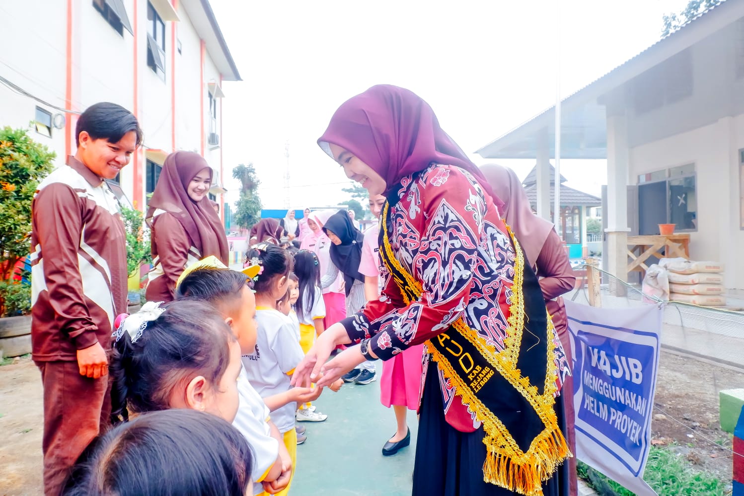 Kunjungi TK GOW dan Bhayangkari, Dokter Melka Berdialog dengan Anak-anak