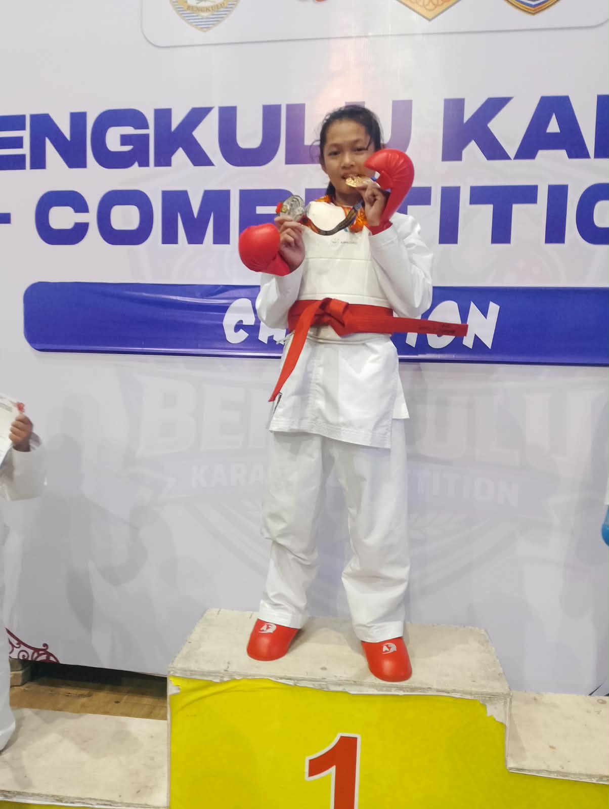 Harumkan Nama Rejang Lebong, Sofia Aflesia Putri Raih Emas dan Perak Karate