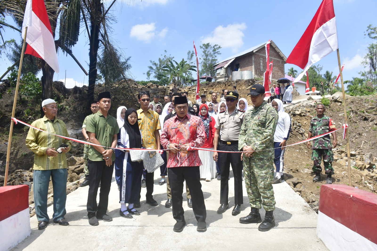Zoom Meeting Bersama Presiden, Sekda Rejang Lebong Resmikan Jembatan Kodim 0409 di Desa Pahlawan