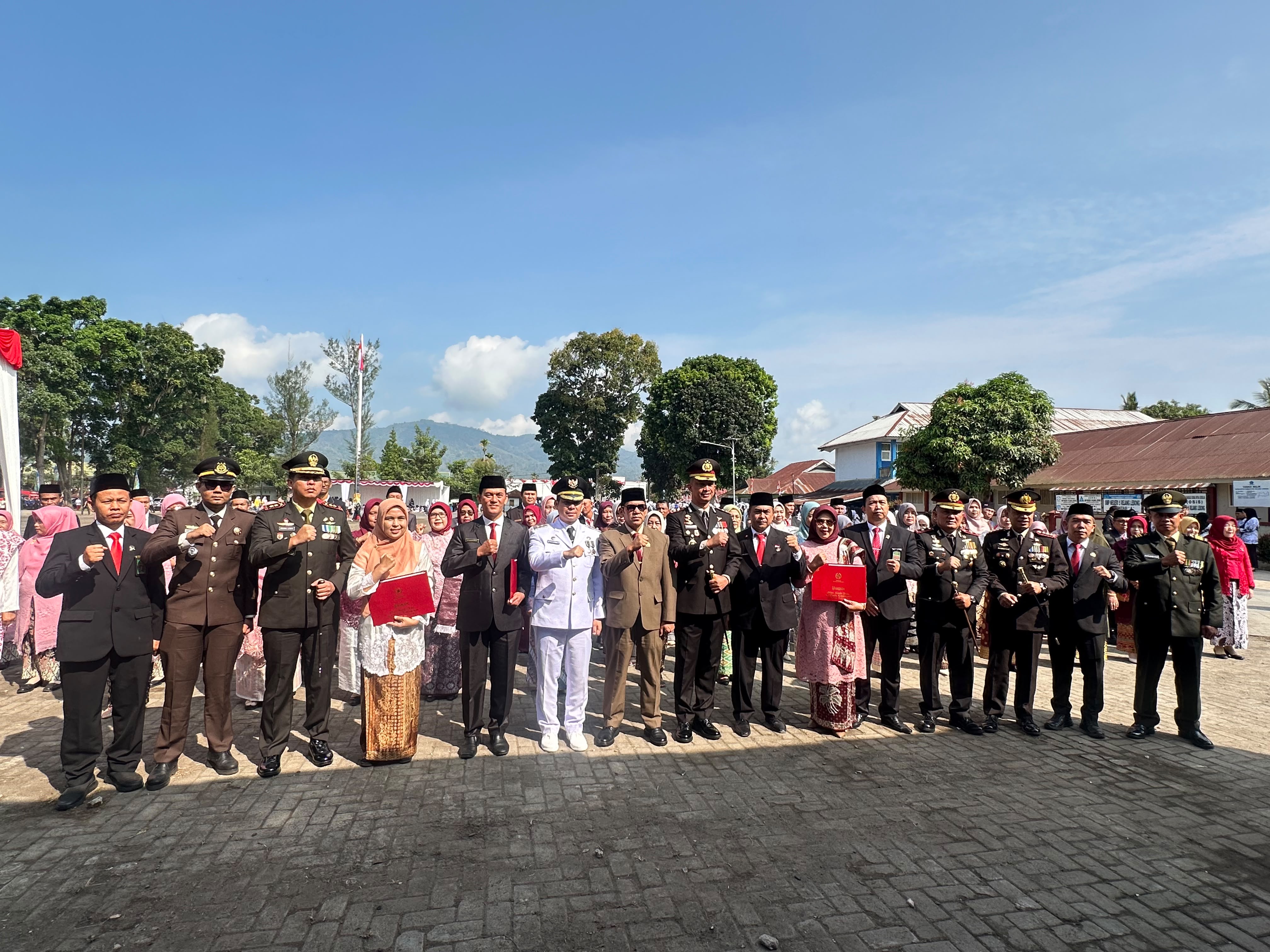 Ratusan Warga Padati Dwi Tunggal, Plt Bupati Hendri Pimpin Upacara HUT RI ke-81